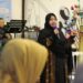 Ketua TP PKK Sulsel, Erna Rasyid Taufan mengisi ceramah dalam perayaan maulid di Kanre Jawa, Jl Aeropala, Makassar, Kamis (13/10/2022)