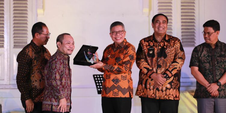 Kawasan Wisata Lumpue Masuk 500 Besar Desa Wisata ADWI, TV Peduli Parepare Raih Penghargaan dari KPID Award Sulsel 2022 Kawasan Wisata Lumpue Masuk 500 Besar Desa Wisata ADWI, TV Peduli Parepare Raih Penghargaan dari KPID Award Sulsel 2022