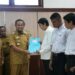 Gubernur Sulawesi Selatan, Andi Sudirman Sulaiman menyerahkan SK Non-ASN Pemprov Sulsel kepada 12 orang disabilitas, Senin (3/10/2022)