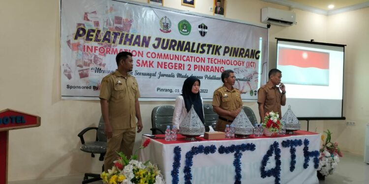 Pelatihan Jurnalistik Pinrang yang digelar di SMKN 2 Pinrang, Senin (3/10/2022). Foto: Wahyuddin