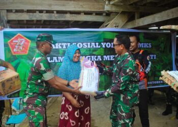 Sinergitas TNI-Polri, Berbagi Sembako Menggunakan Trail di Pinrang