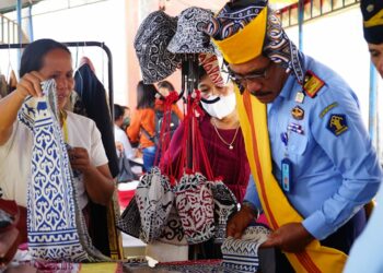 Kakanwil Kemenkumham Sulsel, Liberti Sitinjak menghadiri Pameran  Nasional Kain Tradisional Nusantara yang digelar oleh Dinas Kebudayaan dan Pariwisata Toraja Utara, di Gedung Pemuda A.A Van De Loosdrecht, Senin (28/11/2022).