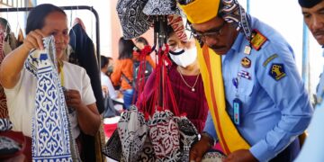 Kakanwil Kemenkumham Sulsel, Liberti Sitinjak menghadiri Pameran  Nasional Kain Tradisional Nusantara yang digelar oleh Dinas Kebudayaan dan Pariwisata Toraja Utara, di Gedung Pemuda A.A Van De Loosdrecht, Senin (28/11/2022).