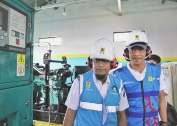 Gubernur Sulawesi Selatan Andi Sudirman Sulaiman meresmikan pengoperasian layanan listrik 24 jam di Pulau Lae-lae, Kota Makassar, Rabu (2/11/2022)