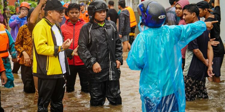 Wali Kota Parepare, HM Taufan Pawe mengunjungi salah satu titik banjir, Jumat (18/11/2022)