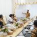 Gubernur Sulsel menggelar rapat evaluasi dan memberikan arahan terkait mitigasi atau penanggulangan bencana banjir di Rujab Gubernur Sulsel, Senin (21/11/2022).