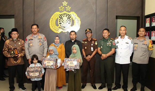 Kepolisian Daerah (Kapolda) Sulawesi Selatan (Sulsel), Irjen Pol Nana Sudjana memberi bantuan tali asih dan bansos kepada warga di Polres Parepare, Jl. Andi Mappatola, Kelurahan Ujung Sabbang, Kecamatan Ujung, Kota Parepare, Rabu (2/11/2022) sore