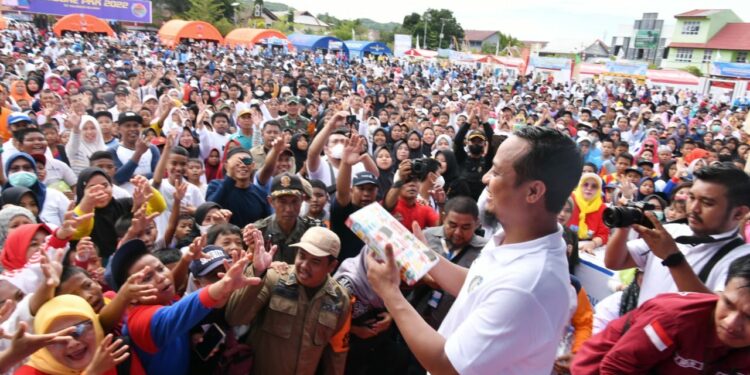 Gubernur Sulawesi Selatan, Andi Sudirman Sulaiman melepas lebih 10 ribu peserta jalan sehat Sulsel Anti Malas Gerak (Mager) di Lapangan Pemuda Benteng, Kabupaten Kepulauan Selayar, Kamis (24/11/2022).