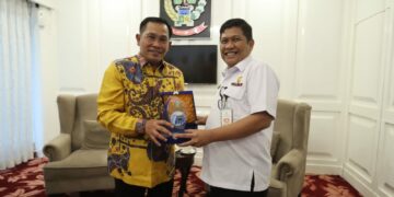 Kepala Dinas Kominfo Jawa Timur, Hudiyono melakukan silaturahmi dan kunjungan kerja di Dinas Kominfo, Statistik dan Persandian (SP) Sulawesi Selatan dan disambut oleh Kadis Kominfo SP Sulsel, Amson Padolo.