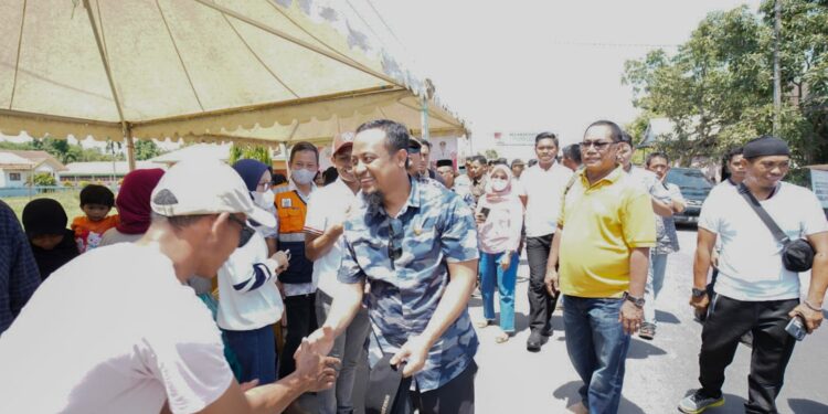 Warga menyambut antusias Gubernur Sulsel, Andi Sudirman Sulaiman usai meresmikan ruas Pinrang-Rappang, Ahad (13/11/2022)