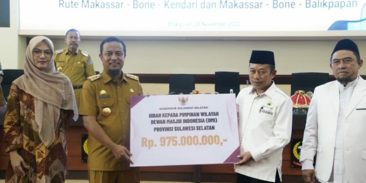 Gubernur Sulsel, Andi Sudirman Sulaiman menyerahkan dana hibah kepada Pimpinan Wilayah Dewan Masjid Indonesia (DMI) Sulawesi Selatan di Kantor Gubernur Sulawesi Selatan, Senin (28/11/2022).