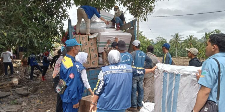 Pemerintah Provinsi Sulawesi Selatan menyalurkan bantuan untuk korban banjir Kabupaten Jeneponto, Ahad (20/11/2022)