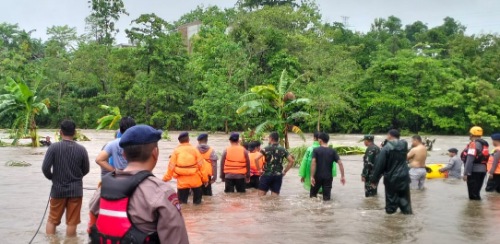 Proses Evakuasi Warga yang Terjebak Banjir di Parepare Dramatis Proses Evakuasi Warga yang Terjebak Banjir di Parepare Dramatis
