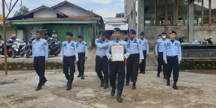 Kanwil Kemenkumham Sulsel Gelar Upacara Pelepasan Jenazah Kabid Hukum Kemenkumham Papua Kanwil Kemenkumham Sulsel Gelar Upacara Pelepasan Jenazah Kabid Hukum Kemenkumham Papua