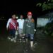 Direktur Utama PDAM Kota Makassar, Beni Iskandar yang juga sebagai Ketua Tim Peduli Bencana, bersama Direktur IPAL, Aiman Adnan mengunjungi tiga posko bencana, Jumat (18/11/2022) malam.