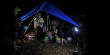 Warga Cianjur korban gempa mengungsi di tenda. Foto: ANTARA FOTO/Raisan Al Farisi