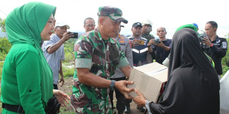 Kodim 1405/Mallusetasi Parepare Bagikan Bansos ke Masyarakat Kurang Mampu