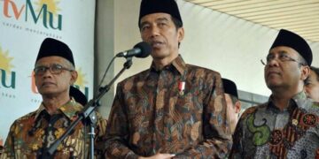 Presiden Jokowi bersama Ketua Umum PP Muhammadiyah Haedar Nashir (kiri) dan Mensesneg Pratikno. FOTO/DOK.SINDONEWS.COM