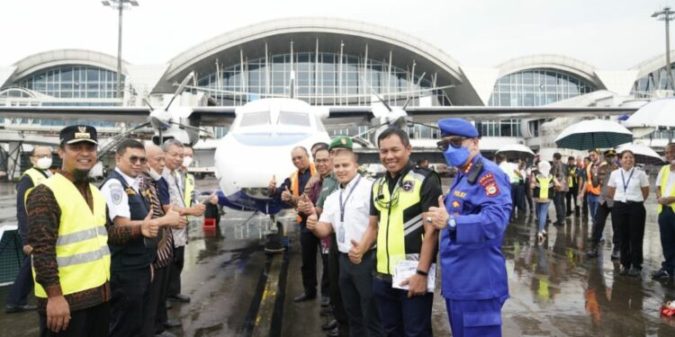 Gubernur Sulawesi Selatan Andi Sudirman Sulaiman meresmikan penerbangan perdana SUSI Air rute Makassar - Bone di Bandara Sultan Hasanuddin, Kamis (1/12/2022).