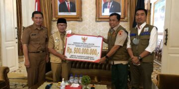 Pemerintah Provinsi Sulawesi Selatan menyerahkan bantuan untuk korban gempa di Cianjur, Jawa Barat