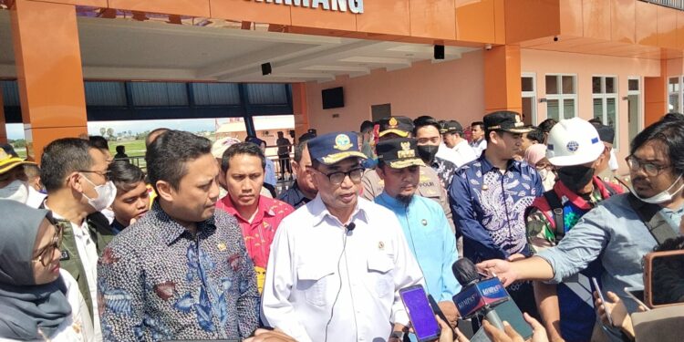 Menteri Perhubungan (Menghub) Budi Karya, meninjau kereta api di Balai Pengelolaan Kereta Api (BPKA) Sulsel pada Jumat (2/11/2022).