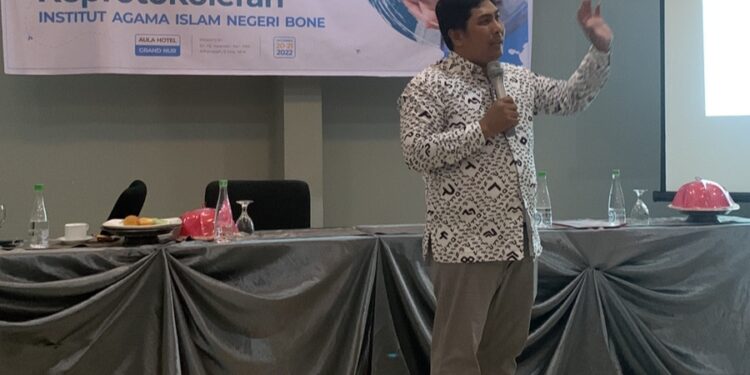 Dosen IAIN Parepare Ajarkan Puluhan Pegawai hingga Mahasiswa IAIN Bone Praktik Menulis ala Wartawan