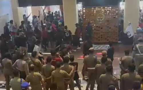 Unjuk Rasa Soal Stadion Mattoanging di Kantor Gubernur Sulsel Diwarnai Kericuhan Unjuk Rasa Soal Stadion Mattoanging di Kantor Gubernur Sulsel Diwarnai Kericuhan