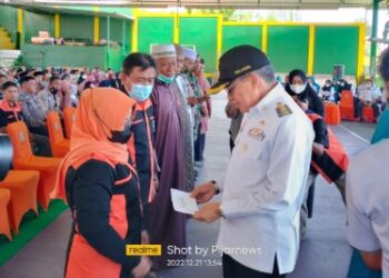 Pemkot Parepare Serahkan Insentif RT/RW, Imam hingga Pegawai Syara