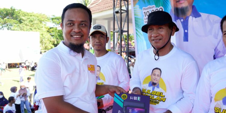 Di Bantaeng, Gubernur Sulsel  Serahkan Peralatan Smart School ke-SMA Sederajat