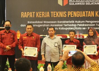 Bawaslu Parepare Raih Dua Penghargaan pada Penganugerahan Apresiasi Divisi Hukum