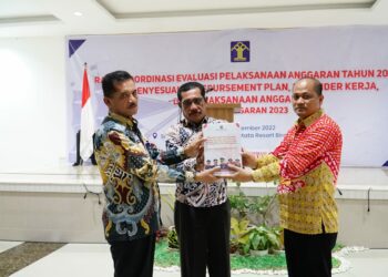 Kepala Kantor Wilayah Kementerian Hukum dan HAM Sulawesi Selatan, Liberti Sitinjak (tengah) menutup Rapat Koordinasi Evaluasi Pelaksanaan Anggaran Tahun 2022  di Ballroom Hakuna Matata, Bira, Bulukumba, Sabtu (17/12/2022).