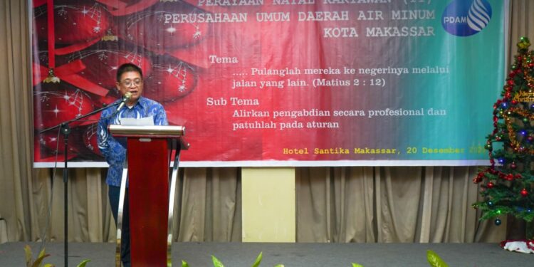 Direktur PDAM Makassar, Beni Iskandar dalam perayaan natal bagi keluarga besar PDAM Makassar, di Hotel Santika, Selasa (20/12/2022)