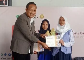 Dua Siswa SMPN 9 Parepare Sabet Juara Lomba Menulis dan Baca Puisi Bahasa Bugis