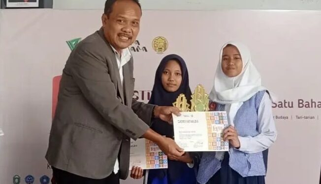 Dua Siswa SMPN 9 Parepare Sabet Juara Lomba Menulis dan Baca Puisi Bahasa Bugis