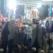 Para pembeli menyerbu dagangan pakaian  seorang penjual di Pasar GOR Sudiang, Rabu (21/12/2022)