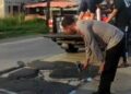 Viral ! Aksi Wakapolres Barru Tambal Jalan Berlubang di Poros Trans Sulsel-Sulbar