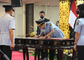 Menteri Hukum dan HAM RI, Yasonna H. Laoly melantik 64 Pimpinan Tinggi Pratama   di Gedung Sentra Mulia Kemenkumham, Kamis (22/12/2022).