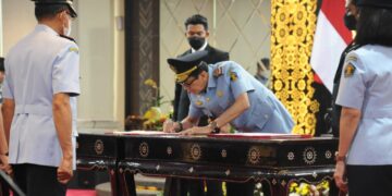 Menteri Hukum dan HAM RI, Yasonna H. Laoly melantik 64 Pimpinan Tinggi Pratama   di Gedung Sentra Mulia Kemenkumham, Kamis (22/12/2022).