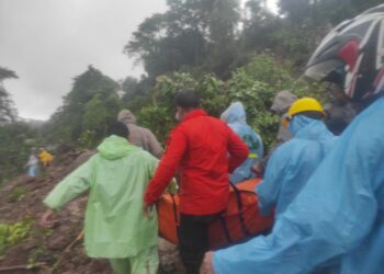 Korban longsor dievakuasi di Bangkeng Tabbing, Kelurahan Bontolerung, Kecamatan Tinggimoncong, Kabupaten Gowa, Sabtu (24/12/2022)