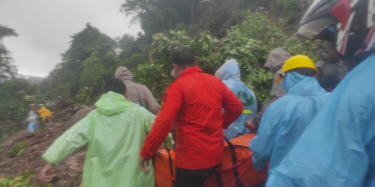 Korban longsor dievakuasi di Bangkeng Tabbing, Kelurahan Bontolerung, Kecamatan Tinggimoncong, Kabupaten Gowa, Sabtu (24/12/2022)