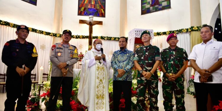 Gubernur Sulsel Andi Sudirman Sulaiman di Gereja Katedral Makassar, Sabtu malam (24/12/2022)