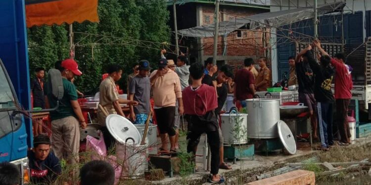Tenaga Kesejahteraan Sosial (Tagana) Kabupaten Pinrang mengadakan Posko Dukungan Dapur Umum, di Desa Pananrang, Kecamatan Mattirobulu, Kabupaten Pinrang, Senin (26/12/2022).