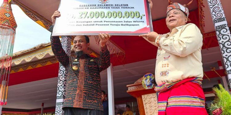 Gubernur Sulsel Serahkan Bantuan Keuangan Rp27 M ke Toraja, Tuntaskan Pembangunan Wisata Ollon dan Subsidi Tiket