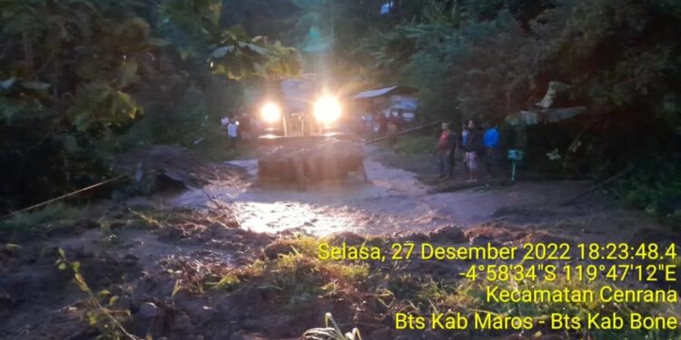 Longsor Tutup Jalan Nasional Poros Maros – Bone, PUTR Provinsi Koordinasi dengan Balai Jalan Kementerian