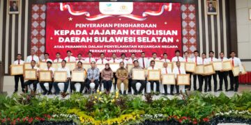 Menteri Sosial Republik Indonesia, Tri Rismaharini menyerahkan  penghargaan kepada jajaran Kepolisian Daerah (Polda) Sulawesi Selatan di Aula Mappaodang, Mapolda Sulsel, Senin (26/12/2022).