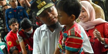 Tinjau Lokasi Longsor di Maros,  Andi Sudirman Berikan Santunan kepada Korban