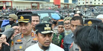 Gubernur Sulawesi Selatan, Andi Sudirman Sulaiman (Andalan) mengunjungi korban kebakaran Pasar Sentral yang terjadi pada 27 Desember 2022 malam yang menghanguskan 931 lapak.