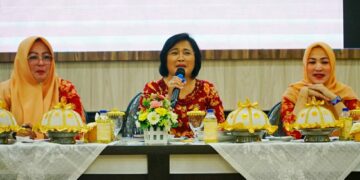 Ketua DWP Kanwil Dame Yosefina Hutapea (Ny. Liberti Sitinjak) dalam pertemuan  Dharma Wanita Persatuan (DWP) Kantor Wilayah Kementerian Hukum dan HAM Sulawesi Selatan di aula Kanwil, Jumat (2/12/2022).