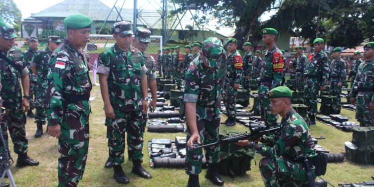 Kasdam XIV/Hasanuddin Tinjau Gelar Riksiapops Satgas Satuan Organik Yonif 721/Mks di Wilayah Papua