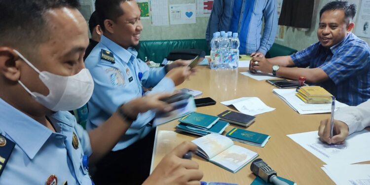 Kantor Imigrasi Parepare Periksa Dokumen Awak Kapal Berbendera Malaysia